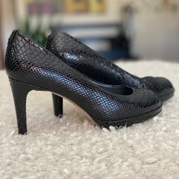 Immaculate Stuart Weitzman black reptile peep-toe pump - 8 - Picture 10 of 10